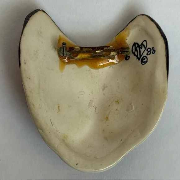 KM Hawaii Cat Brooch Vintage 1988 Signed Maui Hand Painted Ceramic - Picture 5 of 5